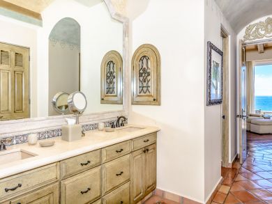 Beachfront luxury Three Bedroom Vacation Rental Villa Open!