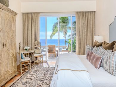 Beachfront luxury Three Bedroom Vacation Rental Villa Open!