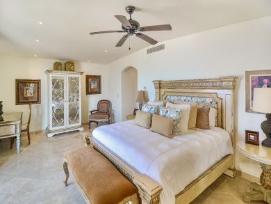 Luxury Vacation Villa Pool Spills out to the Ocean