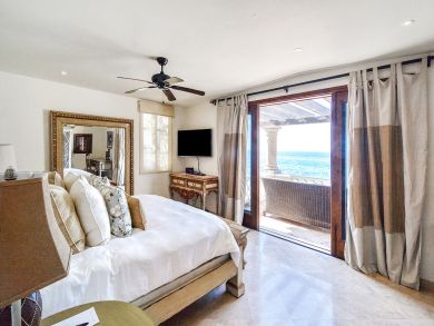 Luxury Vacation Villa Pool Spills out to the Ocean