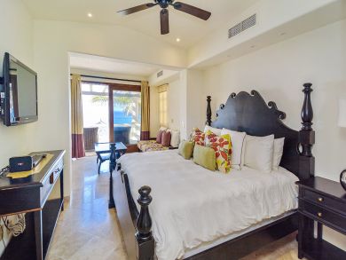 Luxury Vacation Villa Pool Spills out to the Ocean