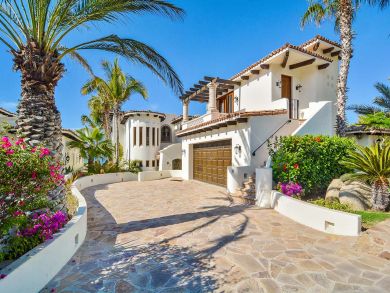 Luxury Vacation Villa Pool Spills out to the Ocean