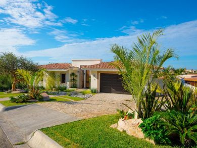 What a Stellar Villa with Seven Great Bedrooms!