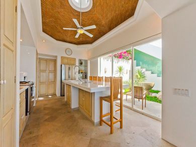 Oceanfront Luxury Vacation Villa with Six Bedrooms Rent Now