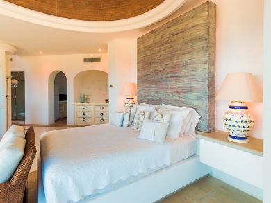 Oceanfront Luxury Vacation Villa with Six Bedrooms Rent Now