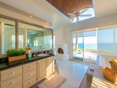 Oceanfront Luxury Vacation Villa with Six Bedrooms Rent Now