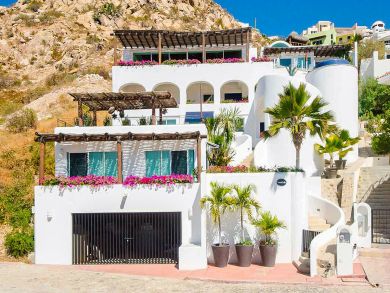 Oceanfront Luxury Vacation Villa with Six Bedrooms Rent Now