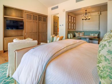 Cabo Villa Enjoy a Butler, Waiter, Housekeeper & Driver.