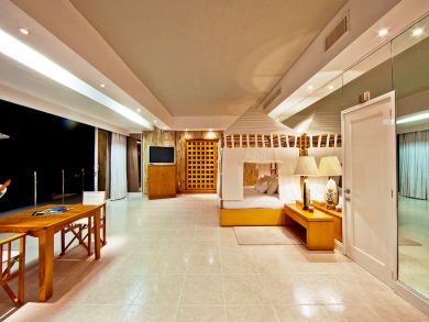 Eight Bedroom Villa Sleeps 18 Guests