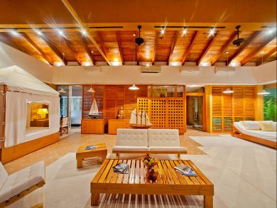 Eight Bedroom Villa Sleeps 18 Guests
