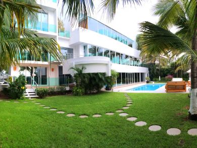 Eight Bedroom Villa Sleeps 18 Guests