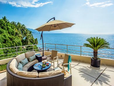 Wake in your Canopy Bed Looking Out Onto the Ocean.
