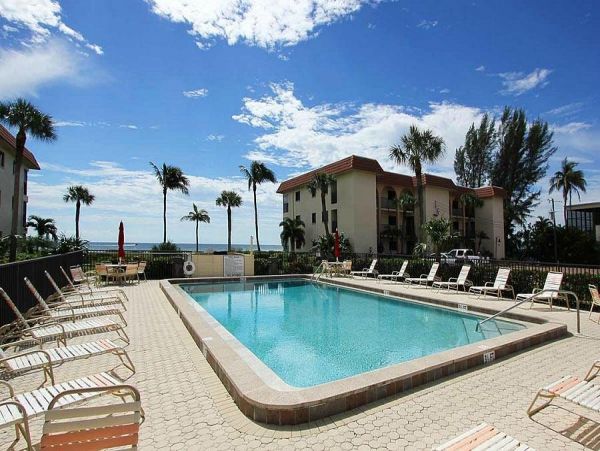 Great Value 2 Bedroom Sanibel Condo Communal Pool Sleeps 4