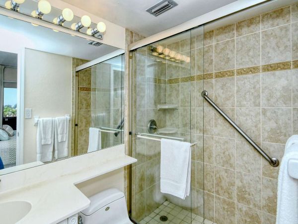 Great Value Two Bedroom Beach Condo with Communal Pool