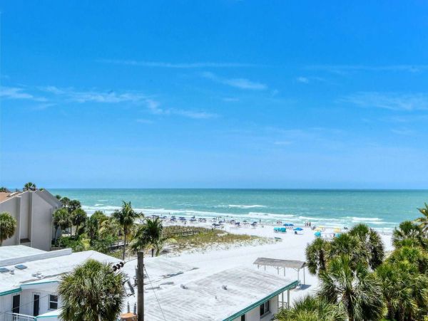 Great Value Two Bedroom Beach Condo with Communal Pool