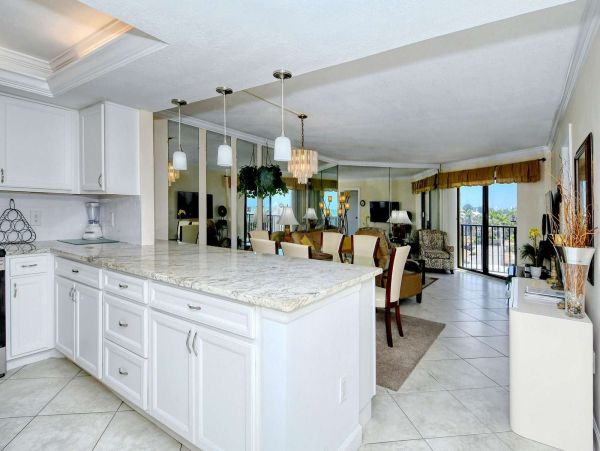Great Value Two Bedroom Beach Condo with Communal Pool