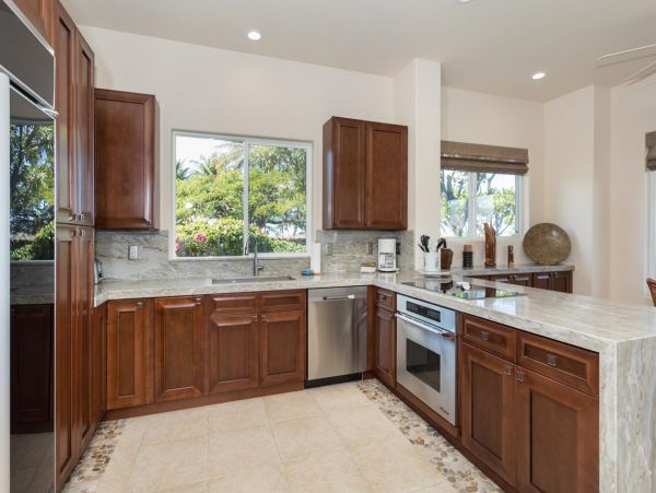Luxury Three Bedroom Vacation Home Short Walk to Beach