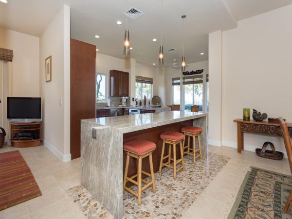 Luxury Three Bedroom Vacation Home Short Walk to Beach
