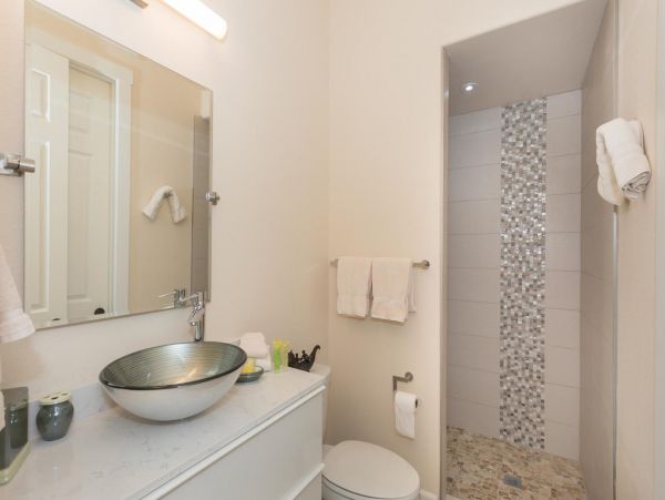 Luxury Three Bedroom Vacation Home Short Walk to Beach