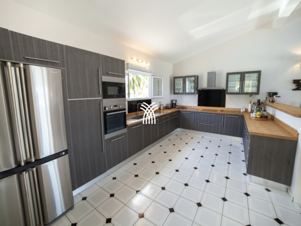 Short Walk to Beach from this Five Bedroom Villa Sleeps 10