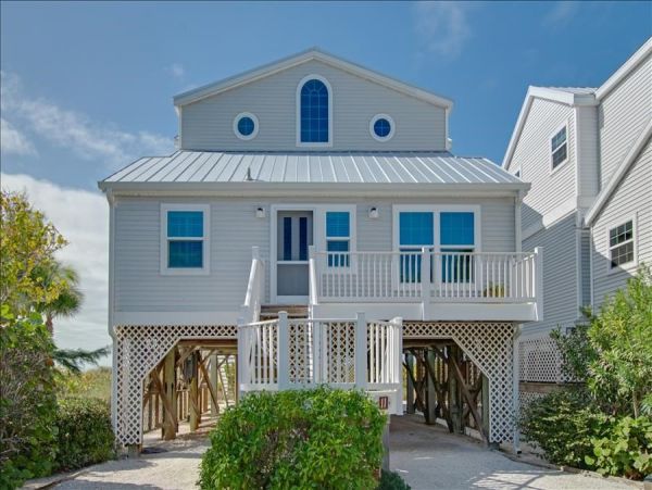 Three Bedroom Vacation Rental Sleeps 6 Short Walk to Beach