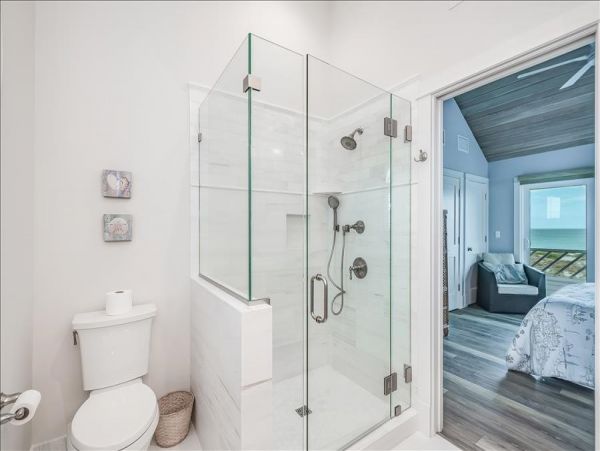 Three Bedroom Vacation Rental Sleeps 6 Short Walk to Beach