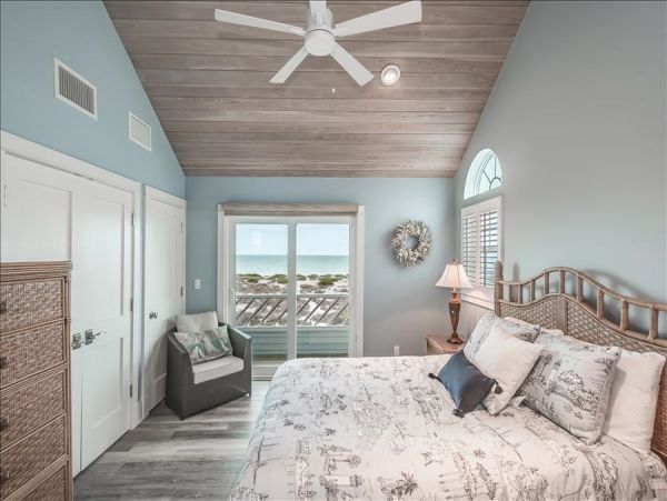 Three Bedroom Vacation Rental Sleeps 6 Short Walk to Beach