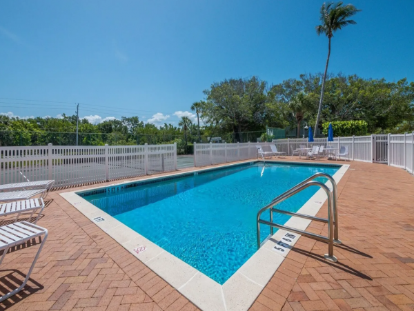 Three Bedroom Vacation Rental Sleeps 6 Short Walk to Beach