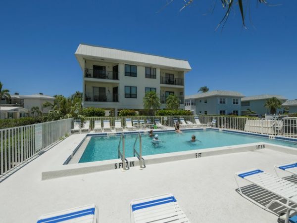 Bradenton Beach Two Bedroom Condo Sleeps 6 Communal Pool