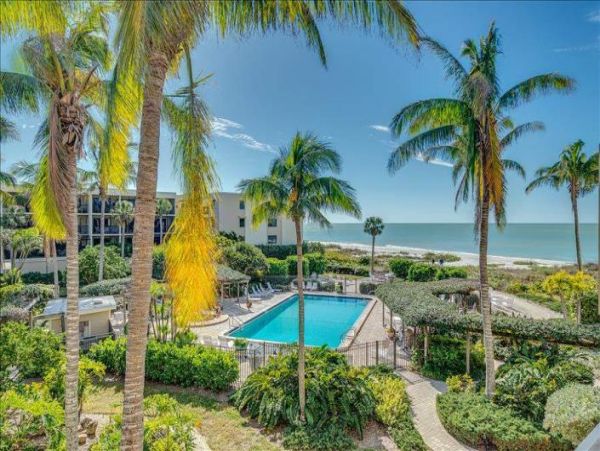 Two Bedroom Beach Condo Sleeps Six with Communal Pool