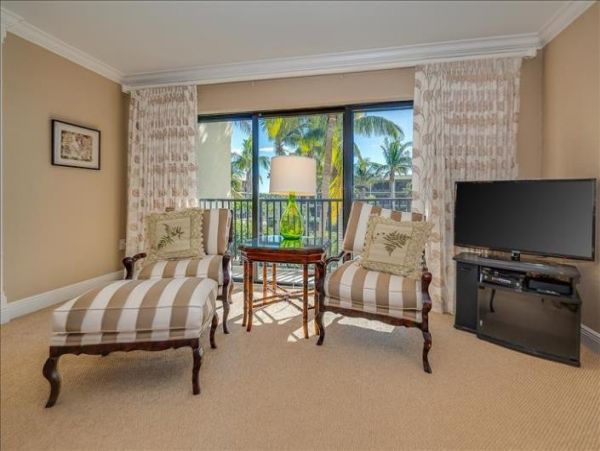 Two Bedroom Beach Condo Sleeps Six with Communal Pool