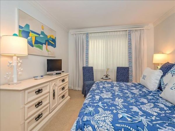 Two Bedroom Beach Condo Sleeps Six with Communal Pool
