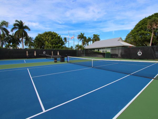 This One Bedroom Condo Sleeps Four Short Walk to Beach