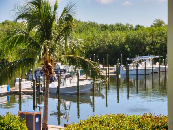 This One Bedroom Condo Sleeps Four Short Walk to Beach