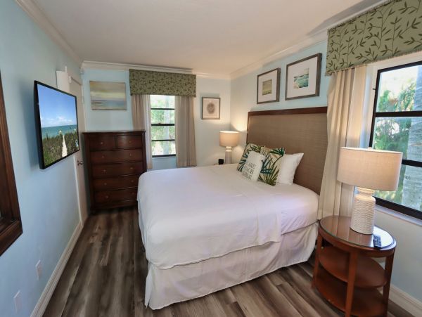 This One Bedroom Condo Sleeps Four Short Walk to Beach