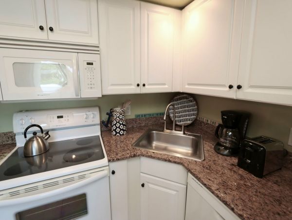 This One Bedroom Condo Sleeps Four Short Walk to Beach