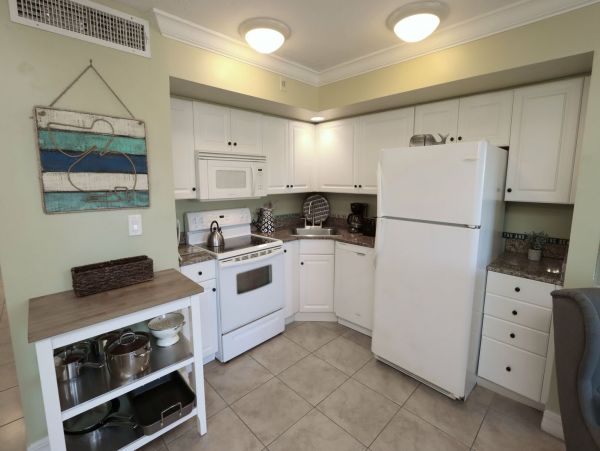 This One Bedroom Condo Sleeps Four Short Walk to Beach