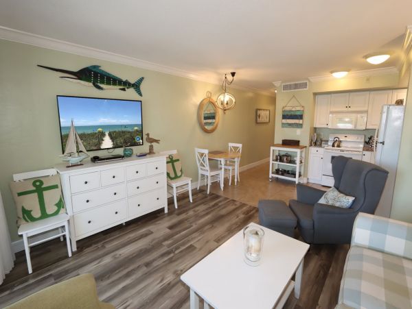 This One Bedroom Condo Sleeps Four Short Walk to Beach