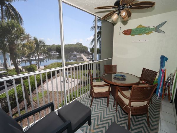 This One Bedroom Condo Sleeps Four Short Walk to Beach