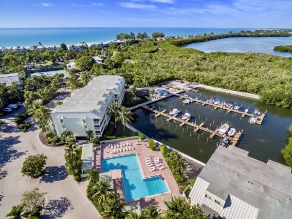 This One Bedroom Condo Sleeps Four Short Walk to Beach