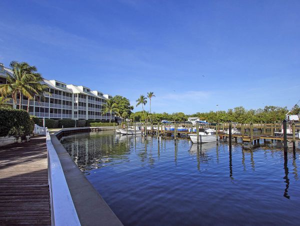 This One Bedroom Condo Sleeps Four Short Walk to Beach