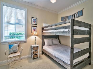 Destin Five Bedroom Vacation Rental Shared Pool Sleeps 12