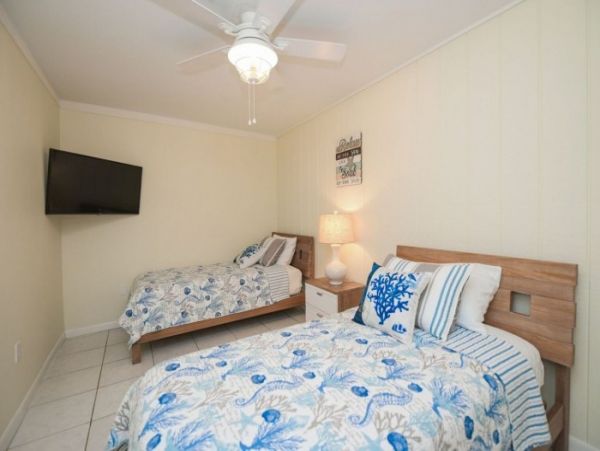 Two Bedroom One Bathroom Condo at Siesta Key Sleeps Six