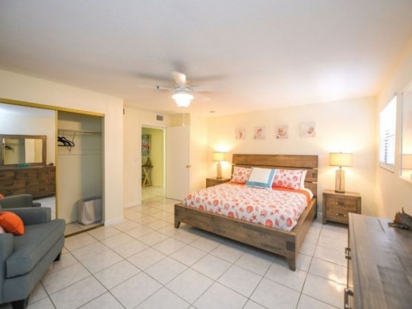 Two Bedroom One Bathroom Condo at Siesta Key Sleeps Six