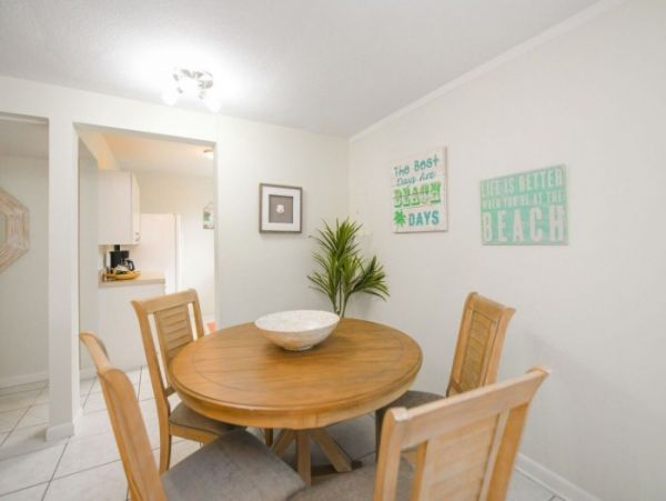 Two Bedroom One Bathroom Condo at Siesta Key Sleeps Six