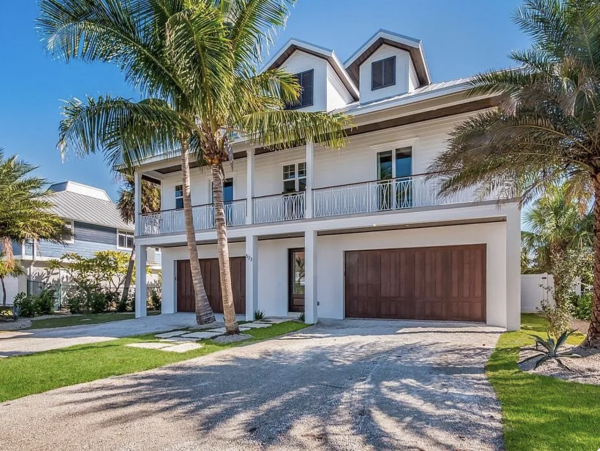 Stunning 4 Bedroom Canal Front Home with Private Pool