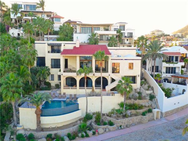 Views Of the Ocean and Great Location to Beaches