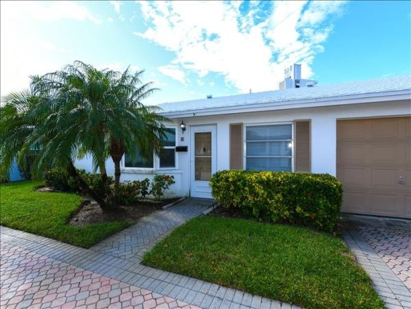 Siesta Key Beachfront Three Bedroom Villa Communal Pool