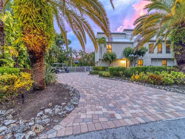 Siesta Key Four Bedroom Vacation Home Sleeps Twelve Guests