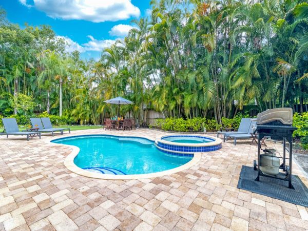 Siesta Key Four Bedroom Vacation Home Sleeps Twelve Guests